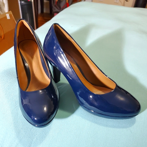clarks navy pumps